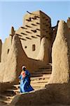 Homme à la mosquée de Djenee, patrimoine mondial de l'UNESCO. Mali, Afrique de l'ouest