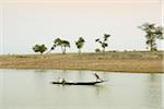 Menschen, die über den Bani Fluss gehen auf den Markt der Djenee. Mali, Westafrika