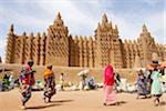 Marché en face de la mosquée de Djenee, patrimoine mondial de l'UNESCO. Mali, Afrique de l'ouest