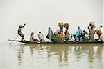 Menschen, die über den River, Bani, nachdem ein Markttag in Djenee, einem UNESCO-Weltkulturerbe. Mali, Westafrika