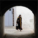 Femme marchant dans la médina, patrimoine mondial de l'UNESCO. Tetouan, Maroc