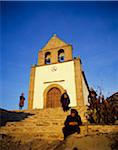 Alte Frauen in der Nähe der alten Kirche Gimonde bei Sonnenuntergang, Tras os Montes, Portugal