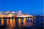 Ferragudo, un petit village de pêcheurs, au crépuscule, Algarve, Portugal