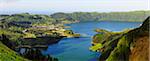 Lac volcanique de Sete Cidades et village. Un grand cratère avec 12 km de périmètre, un des sites plus visités de Sao Miguel. Lagoa Azul & Lagoa Verde. Archipel des Açores, Portugal