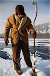 La Russie, la Sibérie, Baïkal ; Préparatifs en cours pour la pêche sur le Baïkal gelé en hiver