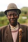 Gisenyi, Rwanda. Un homme âgé marche jusqu'au marché de Gisenyi.