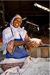 Kigali, Rwanda. Une femme vend des haricots à Kimironko marché.