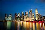 Singapour, Singapour, Marina Bay. La skyline de quartier central des affaires au crépuscule.