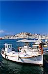 Pêche des bateaux dans le port de la ville d'Ibiza, Ibiza, îles Baléares, Espagne