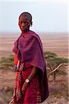 Tanzanie, Olduvai. Un garçon de Masaï, une fantaisie montre de sport baigné dans la lumière du soir.