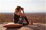 En Tanzanie, Tarangire. Une femme donne sur le Parc National de Tarangire au coucher du soleil.