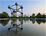 Reflexion der Atomium-Struktur im Wasser, Brüssel, Belgien