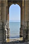 Blick durch einen Torbogen, der Bodensee, alten Pier, Friedrichshafen, Baden-Württemberg, Deutschland