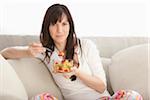 Portrait de femme, manger des salades de fruits