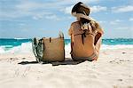 Femme assise sur la plage de sable fin, Mustique, îles de Grenadine