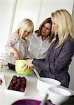 Zwei Frauen und ein Mädchen machen einen Kuchen, Schweden.