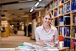 Ein weiblicher Student Studium in einer Bibliothek, Schweden.