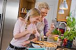 Mutter und Tochter mit einem frisch gebackenen Kuchen, Schweden.