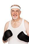 Homme senior avec gants de boxe.