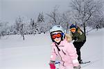 Zwei Schwestern tun Slalom-Ski, Schweden.