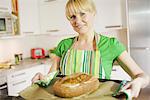 Frau mit einem neu gebackenes Brot, Schweden.