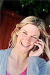 Une femme blonde à l'aide de son téléphone portable, Suède.