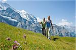 Couple de randonnée à l'aide de bâtons de marche, Oberland bernois, Suisse