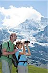 Couple regardant avis, Oberland bernois, Suisse