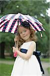 Portrait de fille de fleur tenir parapluie