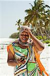 Femme regardant instantanés, Nyota Beach, Unguja, à Zanzibar