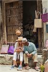 Vendeur de panier avec touristique, Unguja, Stone Town, Zanzibar, Tanzanie