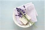 Lavendel, Seife und Tuch in Schüssel