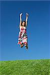 Femme heureuse sur un beau pré vert