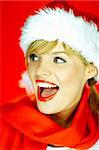Porträt der schöne blonde junge Frau Weihnachtsmann Hut trägt, auf rotem Hintergrund