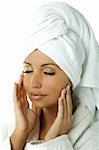 Portrait de douce et belle femme brune portant une serviette blanche sur la tête