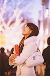 Japanische Frauen Holding Weihnachtsgeschenk und Lächeln
