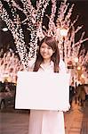 Femmes japonaises en souriant et en tenant le tableau blanc