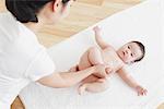 La mère jambe du bébé massage
