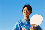 Jeune femme japonaise en Yukata sur fond de ciel bleu