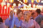 Frauen genießen Matsuri Festival Yukata bekleidet