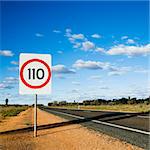 Limite de vitesse kilomètre par la route de l'heure signer par la route en Australie rurale.