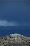 Croix du sommet et les nuages d'orage, Pioche, Nevada, USA