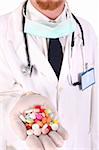 Arzt mit Tabletten auf weißem Hintergrund