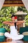 20-25 Jahre Frau Porträt während Yoga in exotischer Umgebung, Bali Indonesien