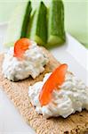 Cottage cheese on crispbread with tomato