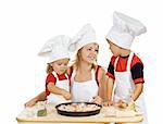 Femme et enfants habillés comme des chefs cuisiniers préparer pizza - isolé