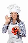 Faire cuire la femme fait et geste de délices et tenant un tas de tomates isolé sur fond blanc