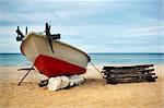 Ein Boot am Strand von Marang, Terengganu, Malaysia.