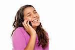 Heureux jolie fille hispanique sur téléphone cellulaire isolé sur fond blanc.
