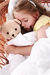 Porträt der niedliche kleine Mädchen mit Teddy schlafen